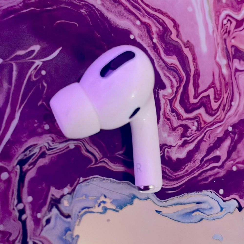 Right air pod PRO